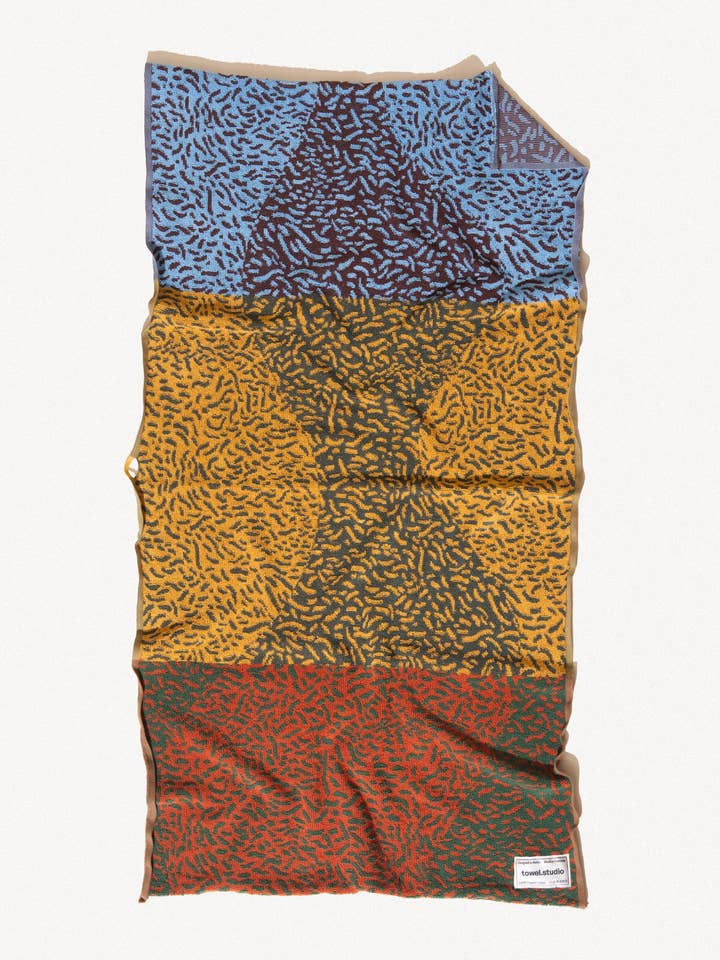 Serviette de bain avec motif de ver coloré | Multicolore pour la vente par towel.studio