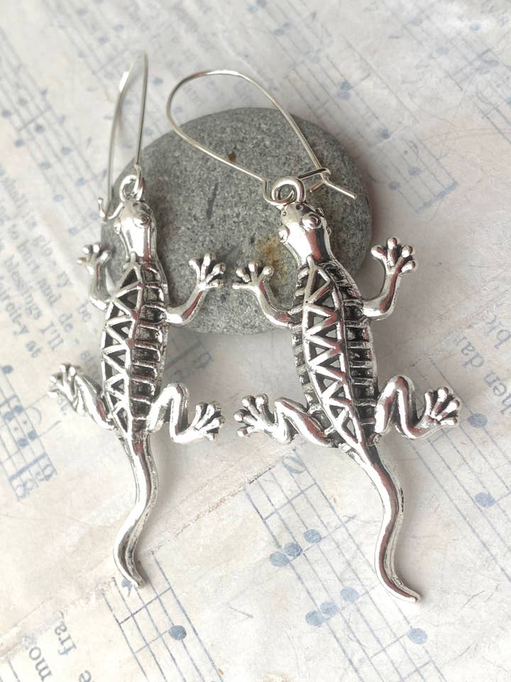 Boucles d'oreilles en forme de lézard, boucles d'oreilles d'été en forme de gecko argenté pour la vente par Red Truck Designs