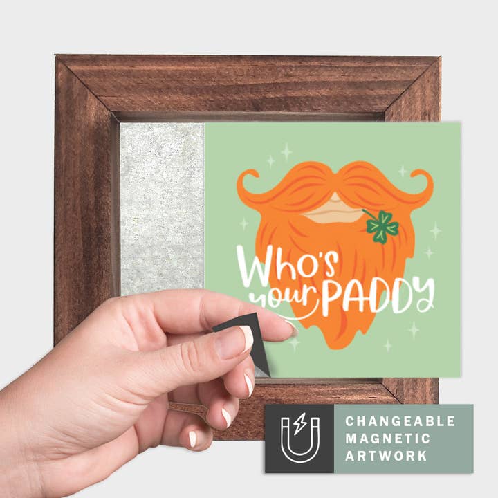 Insert décor saisonnier magnétique pour panneau interchangeable (Mini) : Qui est ton Paddy | Saint-Patrick / Printemps | Panneau magnétique vierge vendu séparément pour la vente par Simpler Seasons Decor