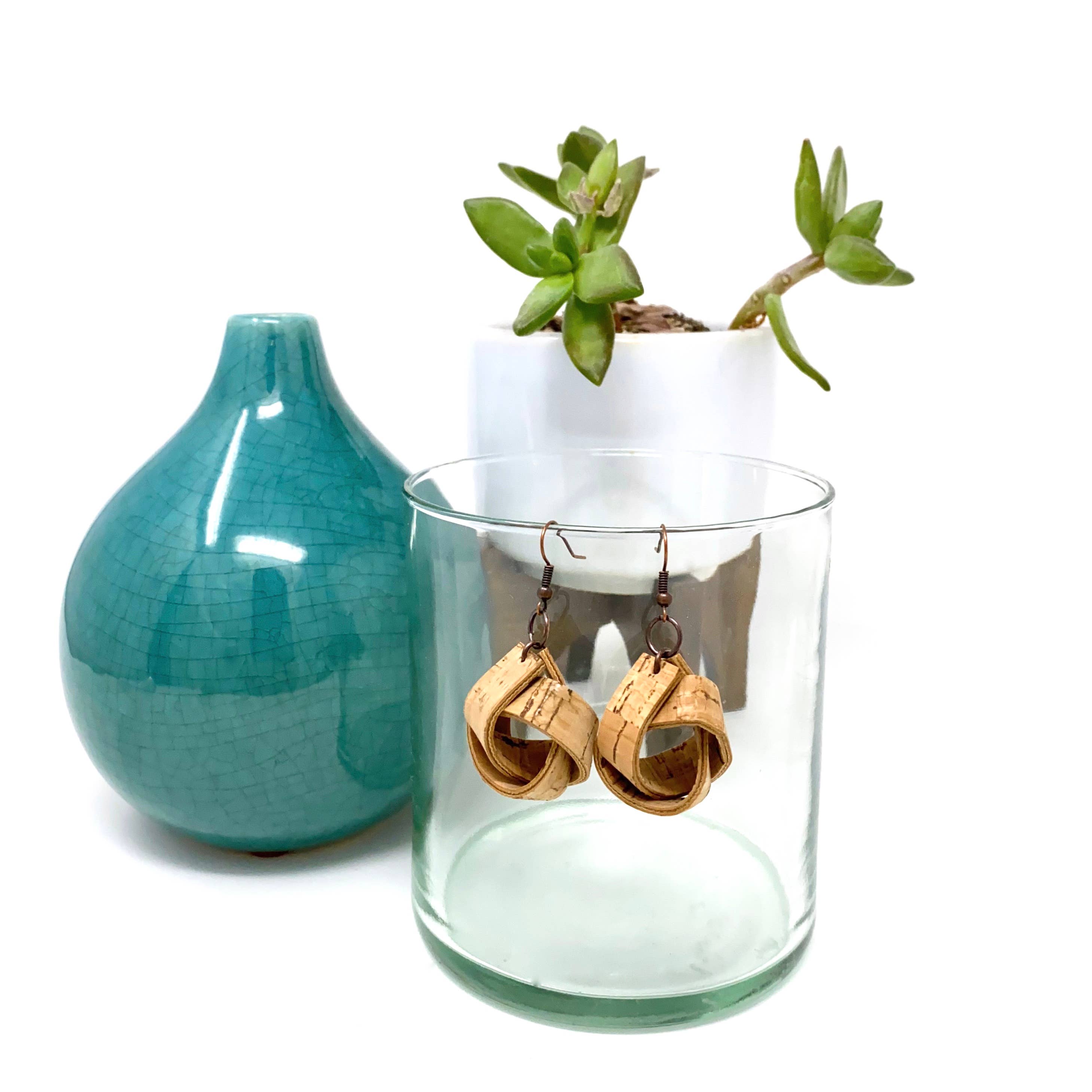 mmb by hand - Wholesale Hangende/ronde oorbellen - Duurzame oorbellen van kurk - grote knopen1