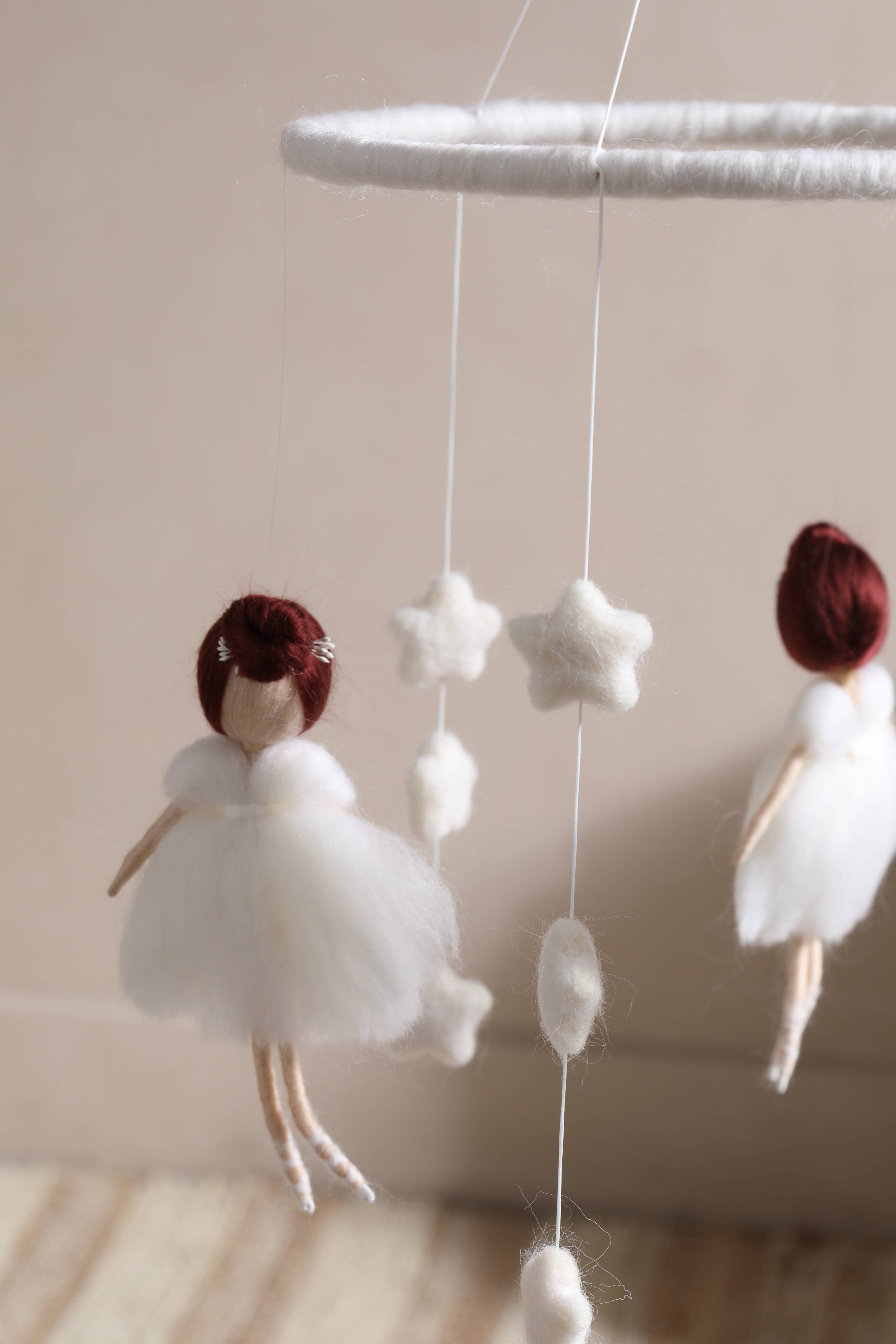 2 Stories - Venta al por mayor Juguete móvil para bebé - Móvil Montessori de lana con bailarina, Neuralles1