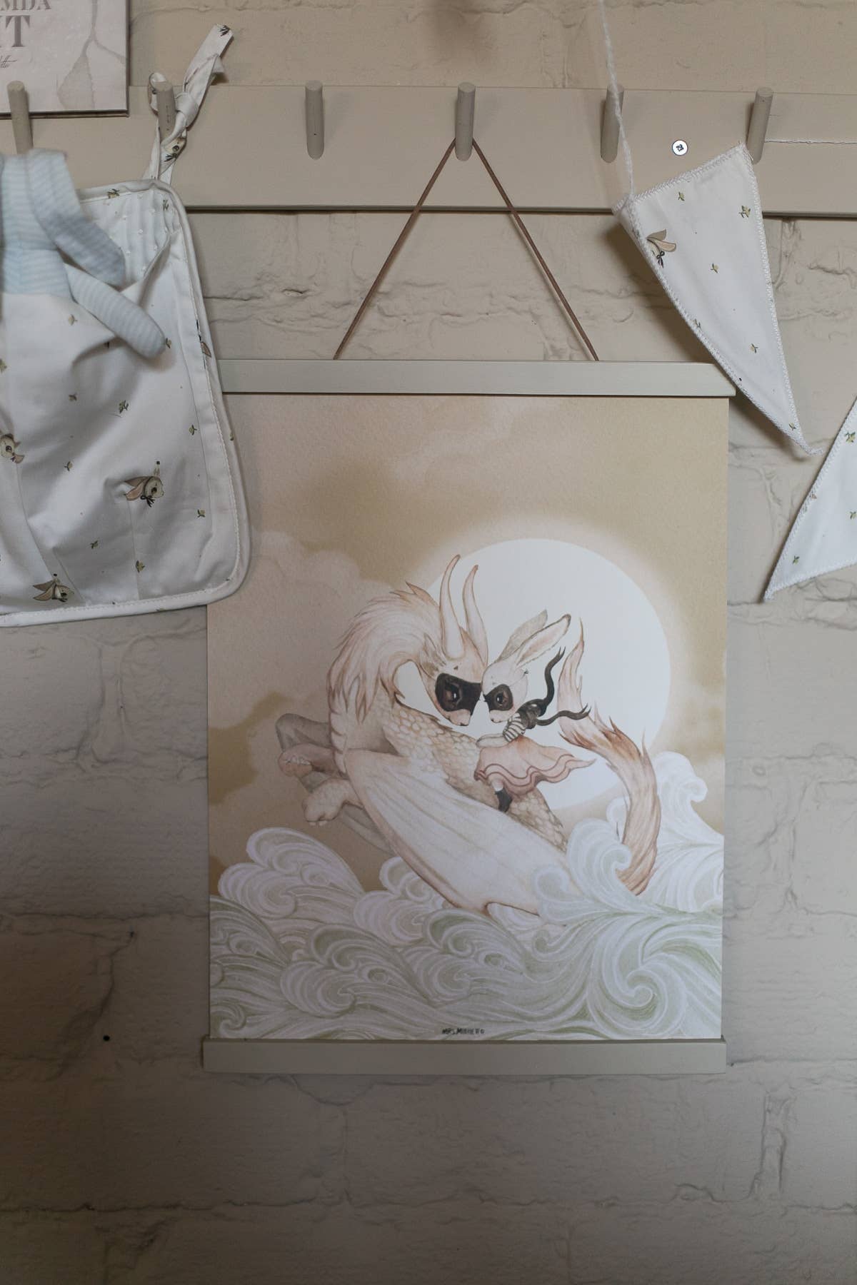 Mrs Mighetto - Wholesale Poster - Magnetische posterhanger van massief hout in de kleur cloudy cream1