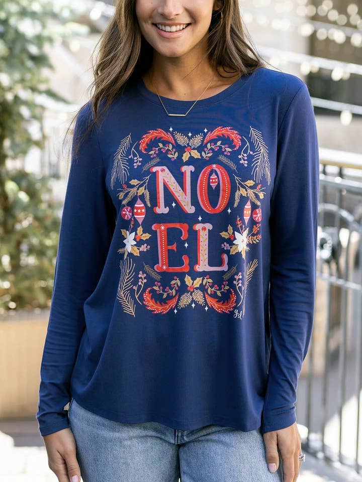 T-shirt graphique à manches longues et col rond - Noel pour la vente par Grace and Lace