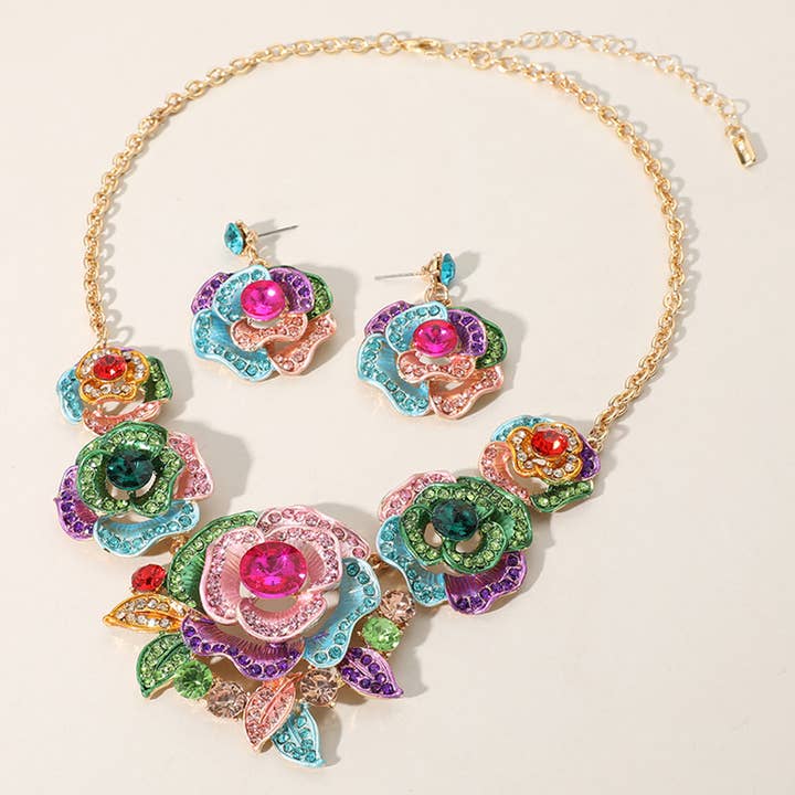Collier statement rose avec strass pavés et pierres rondes pour la vente par Sensibling Corp.