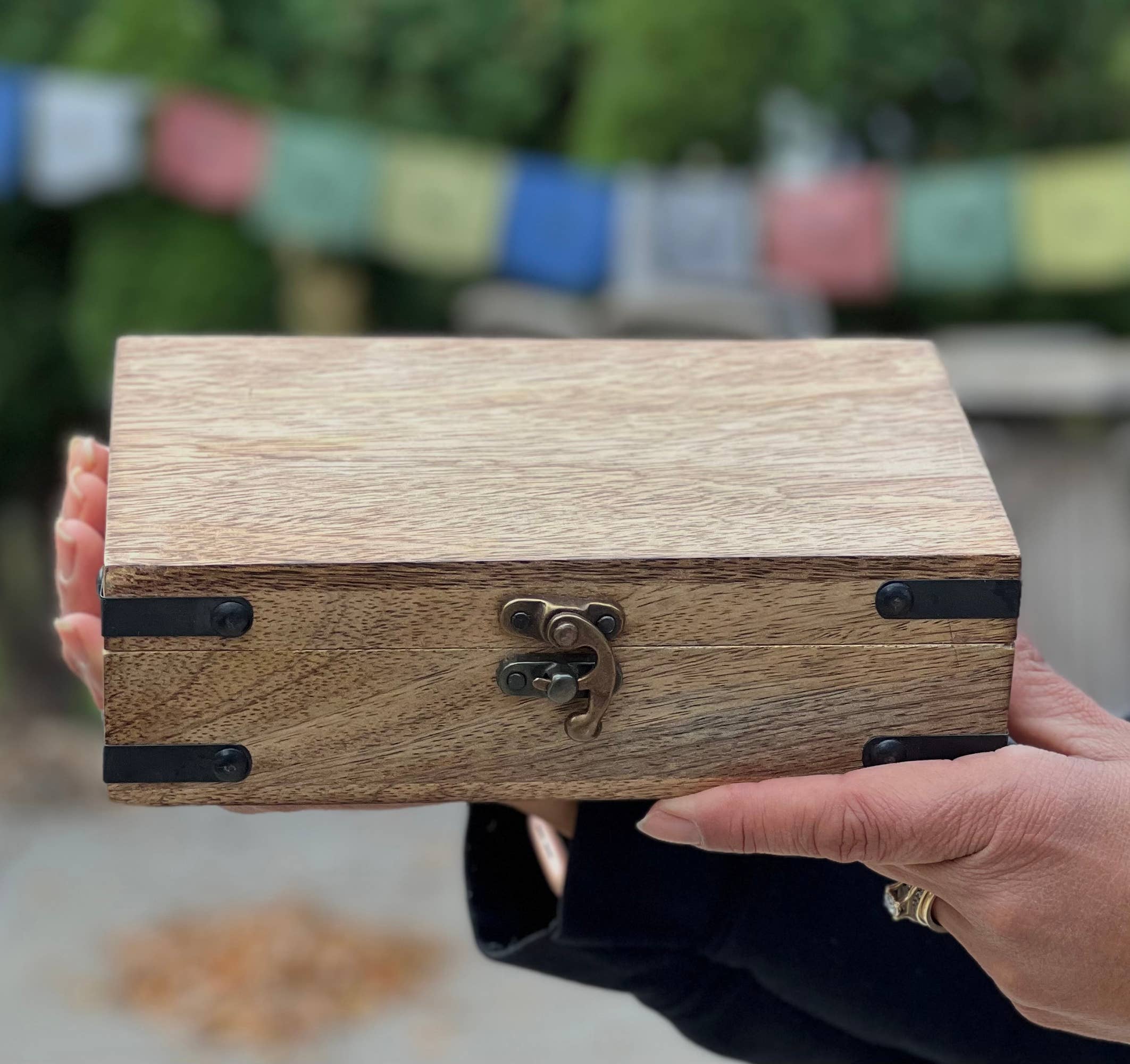 Lungta Imports – wholesale Smyckeskrin och organisatörer – Handsnidade smycken prydnad minnessak trä förvaringslåda5