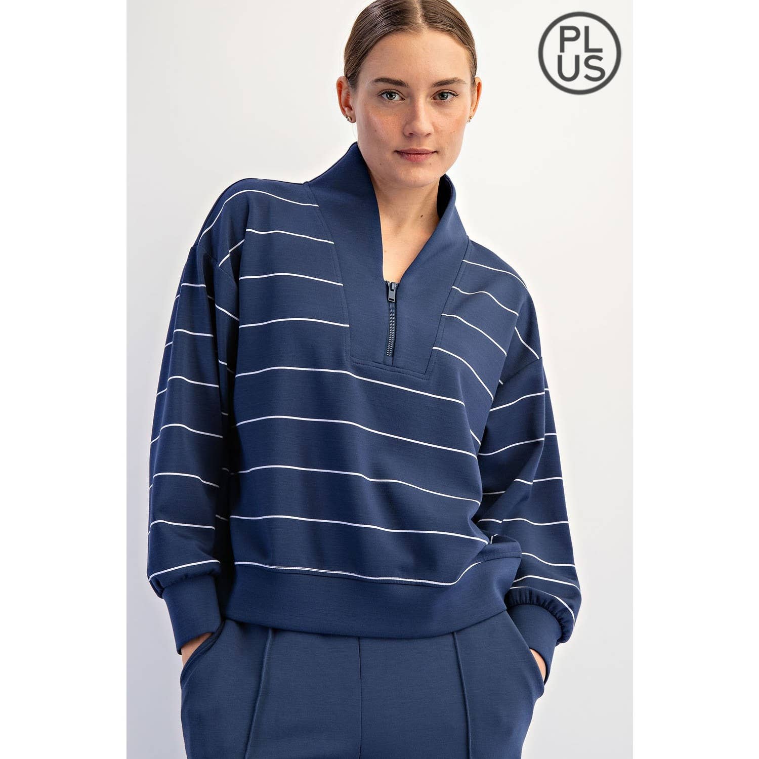 Rae Mode - Vendita all'ingrosso Felpa - Donna - GIACCA SCUBA A RIGHE IN MODAL TAGLIA FORTE CON SCOLLO A V22