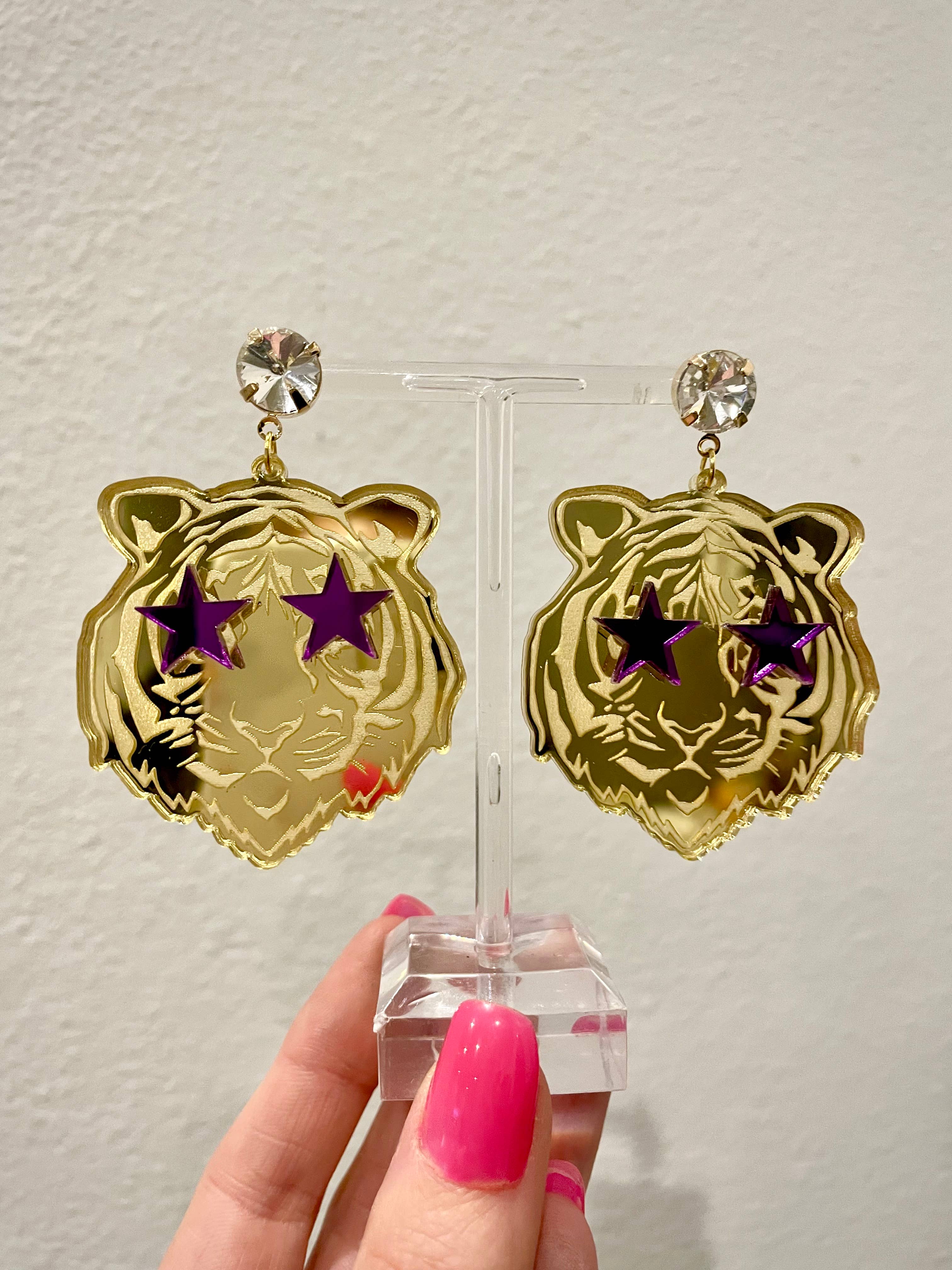 Louie Love - Vente Boucles d'oreilles pendantes - Boucles d'oreilles Rockstar Geaux en forme de tête de tigre en acrylique doré et violet5