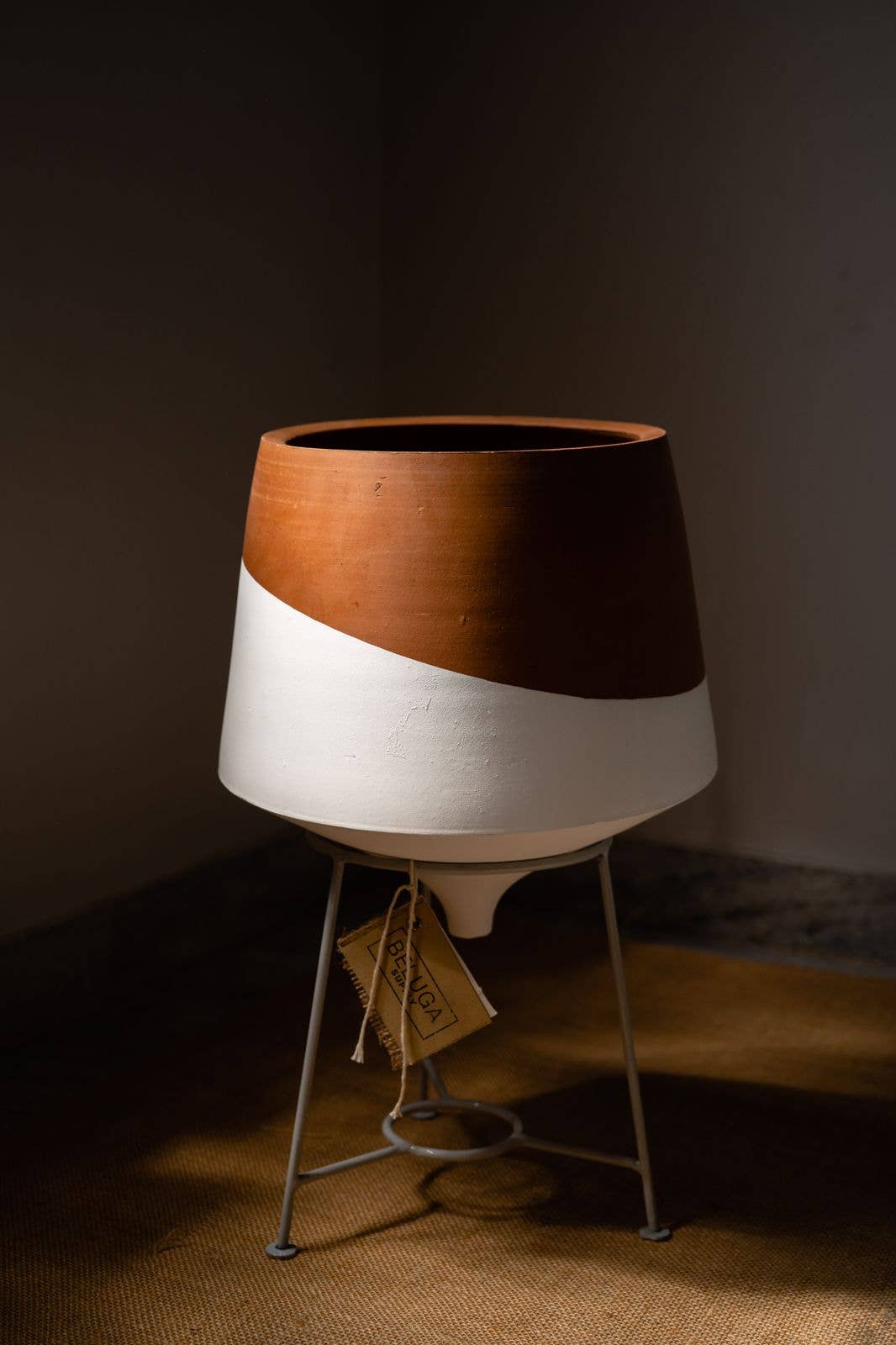 Beluga Supply Company - Vendita all'ingrosso Vasi per piante - Vaso per piante in terracotta con supporto in metallo (piccolo)5