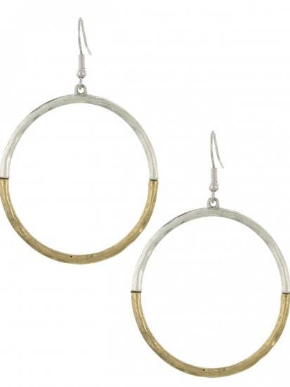 Boucle d'oreille en forme de demi-hameçon en or martelé pour la vente par TheTizana