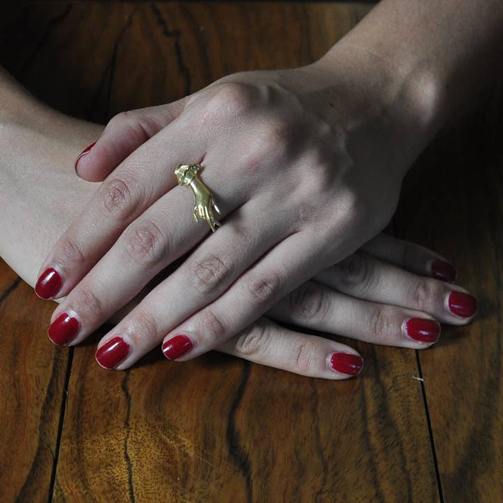 Butter Brass by Vittrock - Vendita all'ingrosso Anelli cocktail/statement - Anello in ottone fatto a mano con mano vittoriana e dita incrociate3