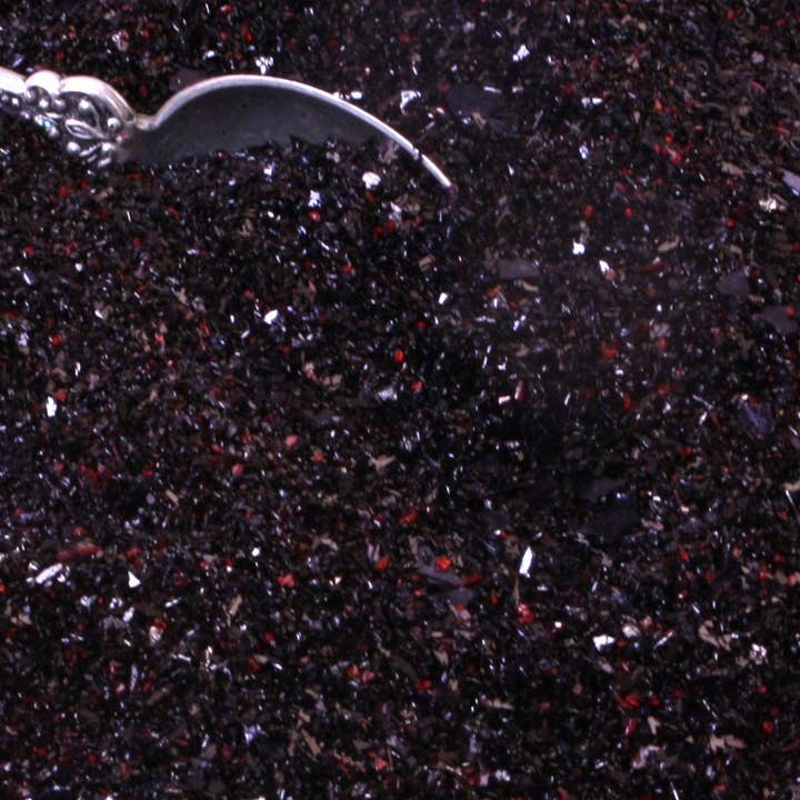 Devil Black Molten Red - Glas Glitter - 90 Grit - Bulkposer for engroshandel hos Meyer Imports