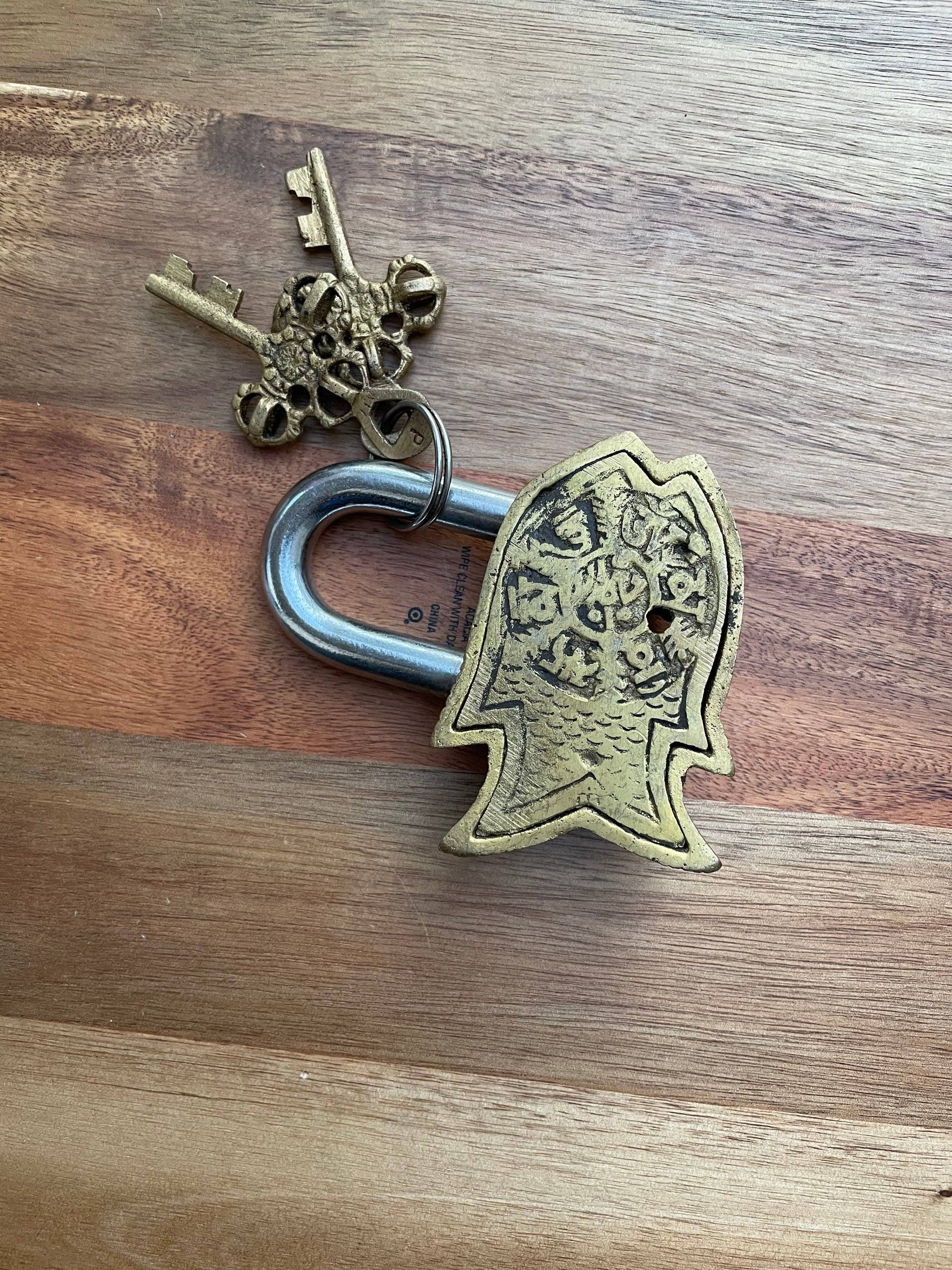 Like International – Objeto de mesa decorativo por atacado – Pequeno Cadeado de Latão em Forma de Peixe Tamanho Fofo Cadeado de Enigma Budista Vintage5