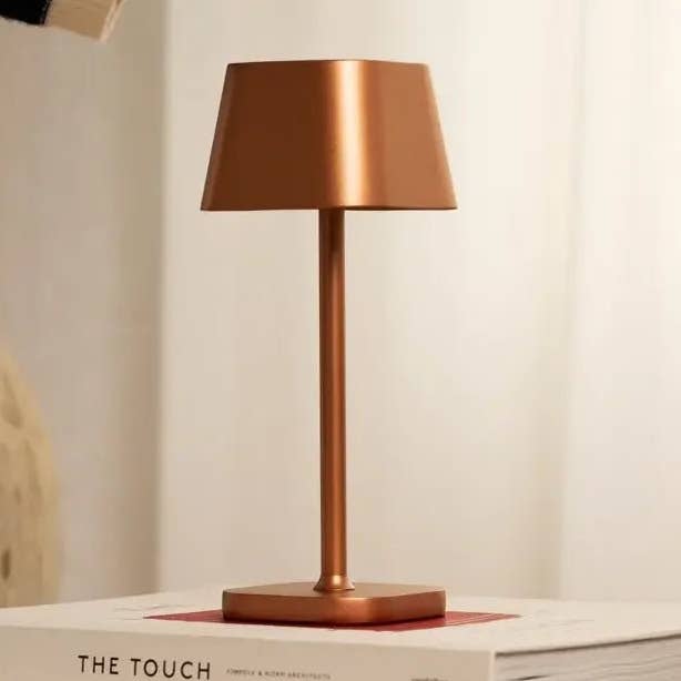 Ava Kupfer Wiederaufladbare Tischlampe | Stilvoll, Kabellos & Dimmbar für den Großhandel von Tavellio