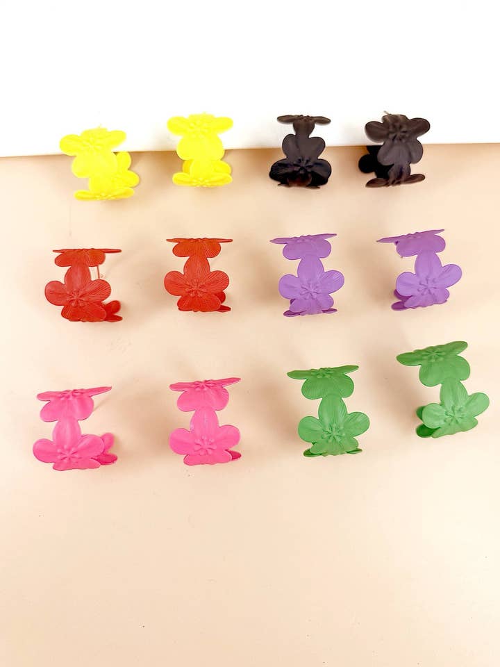 Set mit 12 Paaren – Ohrringe „Florale Creolen“ aus mattem Acryl für den Großhandel von D Bijoux