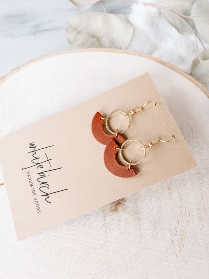 Pendientes geométricos de cuero y latón marrón castaño para venta al por mayor de Whitebirch Handmade Goods