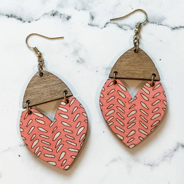 Boucles d'oreilles Boho en forme de cœur rose pour la vente par Natalie Fox Studio