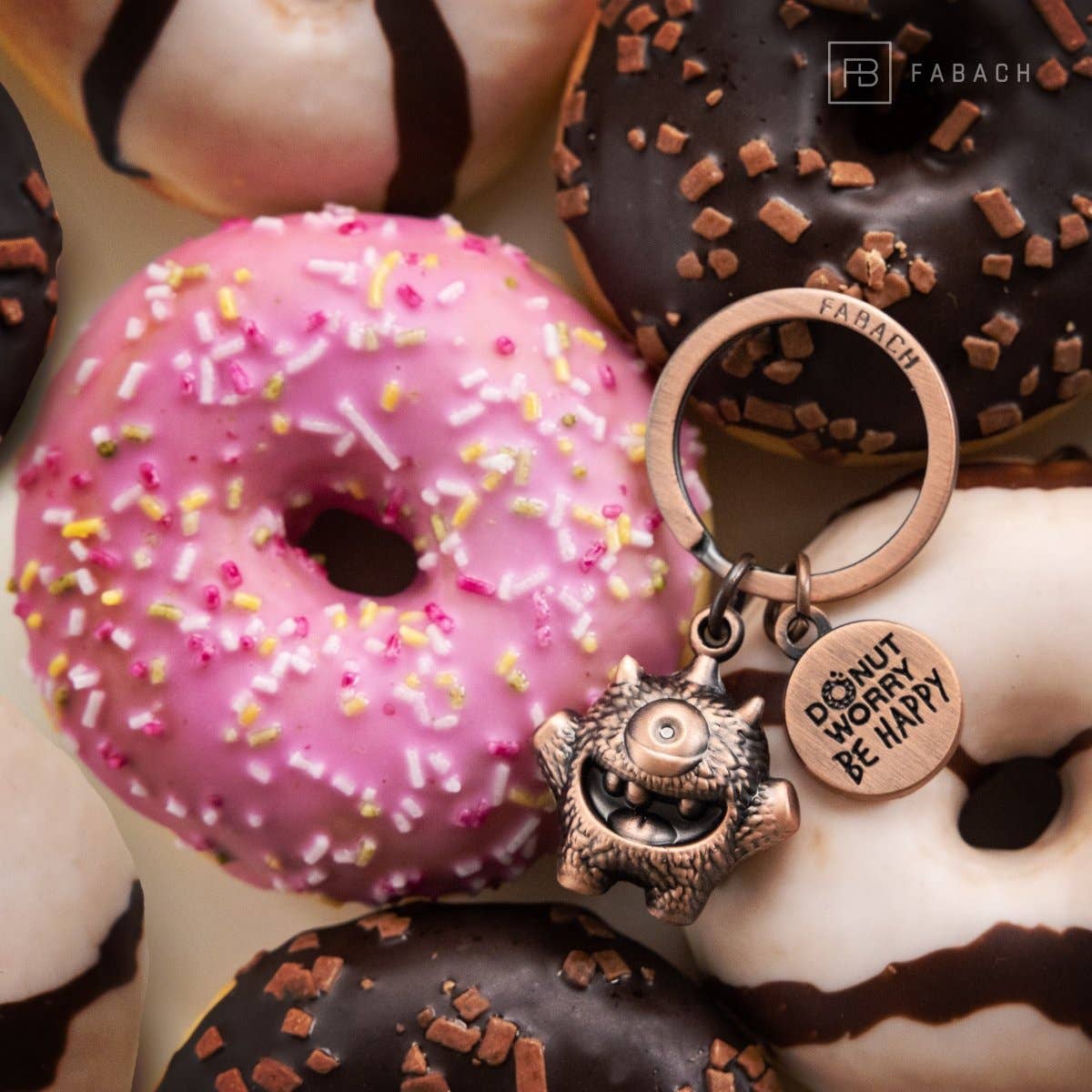 FABACH – Die Schlüsselanhänger-Schmiede – Porta-chaves - Unissexo por atacado – Chaveiro 'Cyklops' de incentivo – monstrinho sorteado com gravação 'Donut worry, be happy!' – amuleto da sorte Kummermampfer10