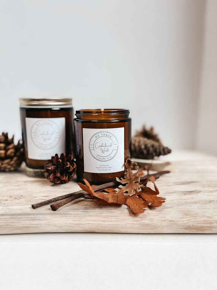 Vela de soja Cumberland Woods de 8 onzas vertida por We Three Candle Co para venta al por mayor de We Three Candle Co.