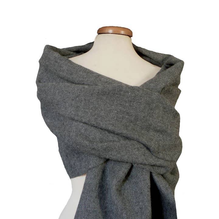 Shawl Sierra in Baby Alpaga Wool Anthracite pour la vente par Supplement D'AM