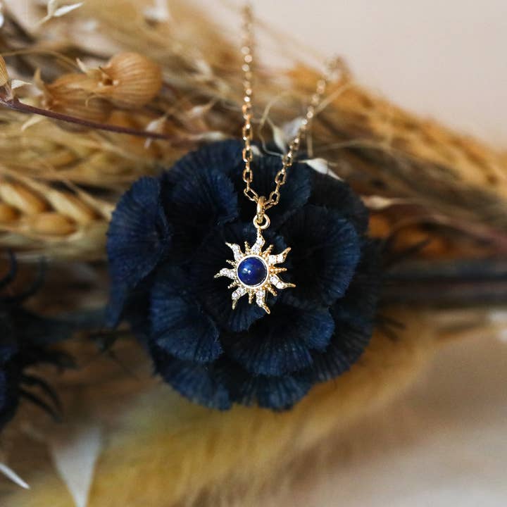 Collier Charme Soleil en Lapis Lazuli : Bijoux Sorcière Moderne pour la vente par The Gilded Witch