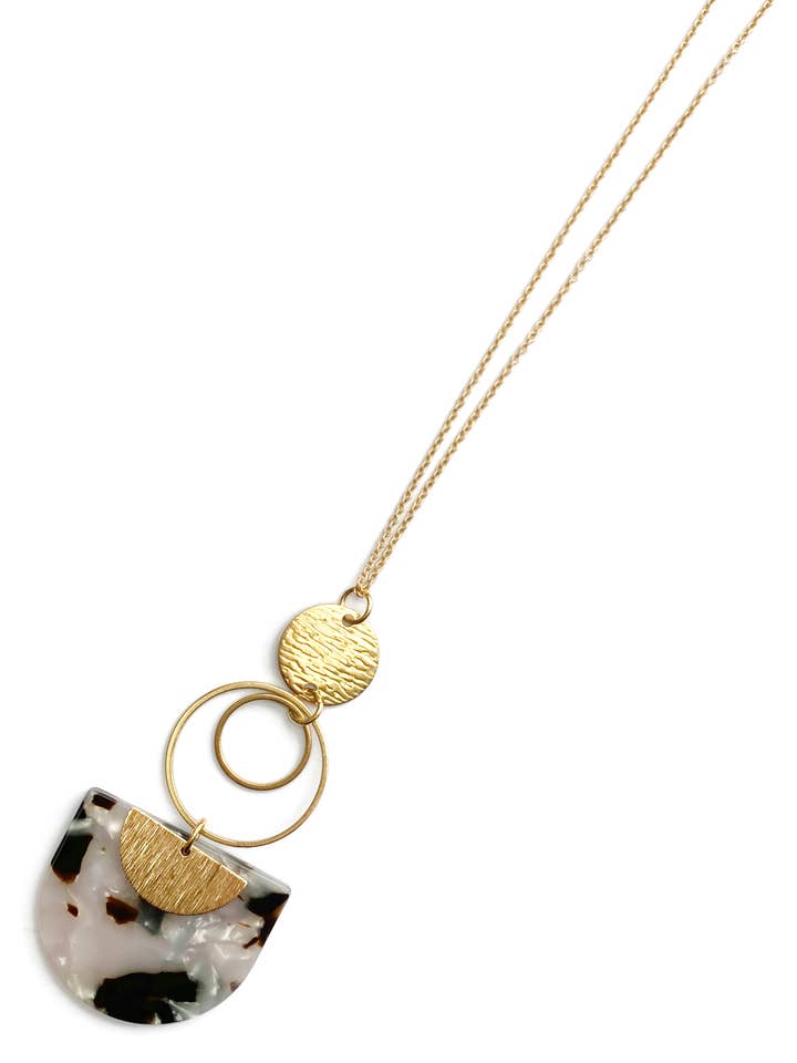 Collier pendentif géométrique en acétate d'écaille de tortue or mat pour la vente par Gracie Rose Designs