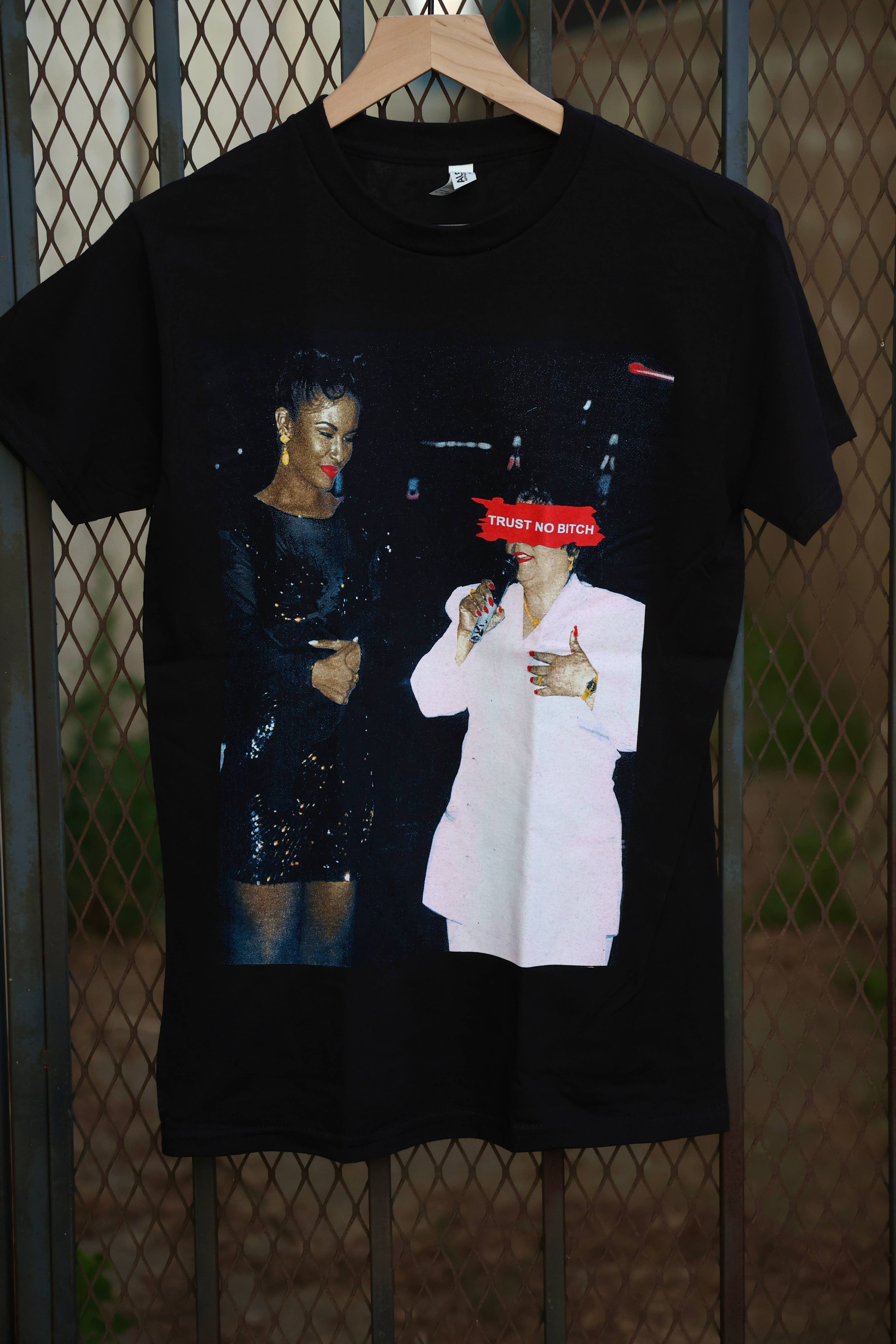 LA PRINT AND STITCH – Großhandel T-Shirt mit Siebdruck – Unisex – Selena Trust No B*Tch Grafik-T-Shirt