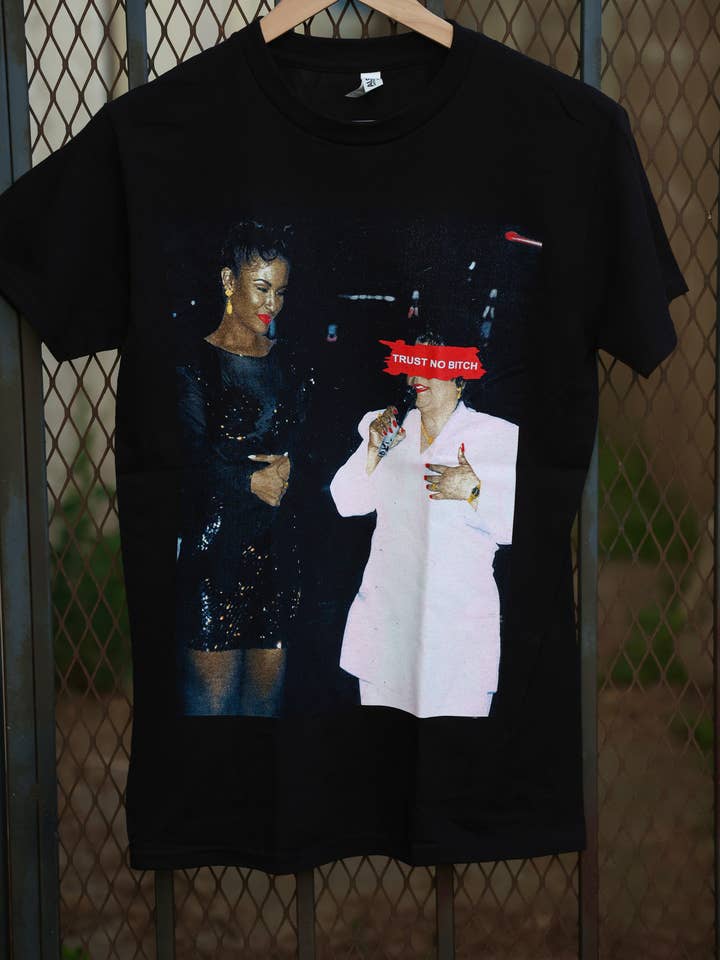 LA PRINT AND STITCH – Großhandel T-Shirt mit Siebdruck – Unisex – Selena Trust No B*Tch Grafik-T-Shirt0