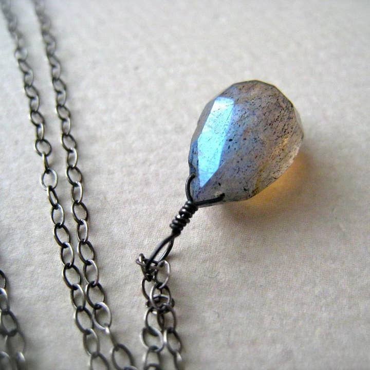 Lightning Necklace - collana solitario con gemma labradorite lampeggiante per la vendita all'ingrosso da parte di Foamy Wader