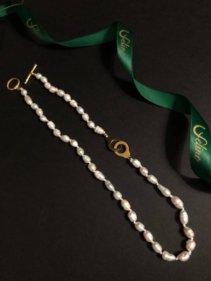 Collier Wren Pearl pour la vente par Feline Jewelry Studio Universe