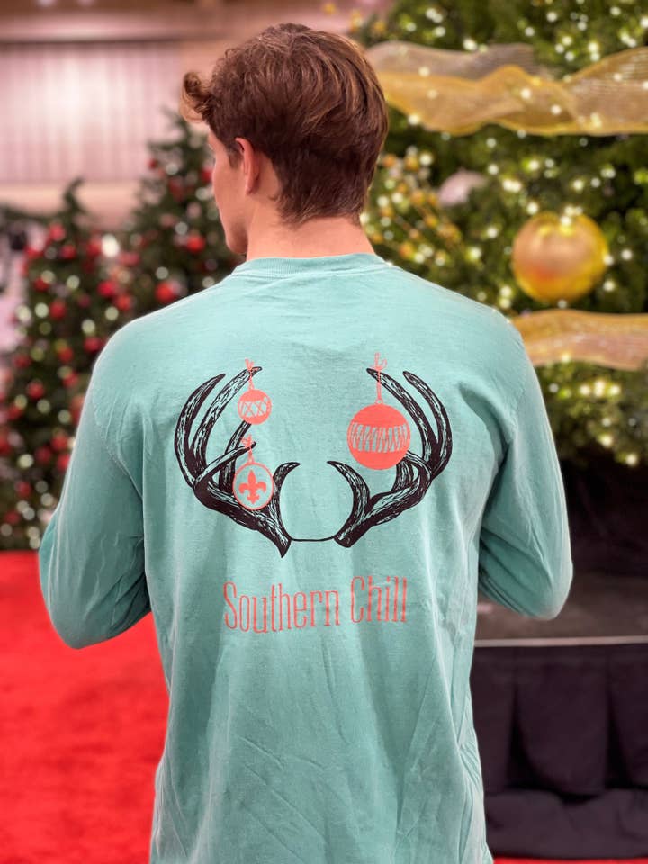 T-shirt à manches longues avec bois de renne de fête pour la vente par Southern Chill