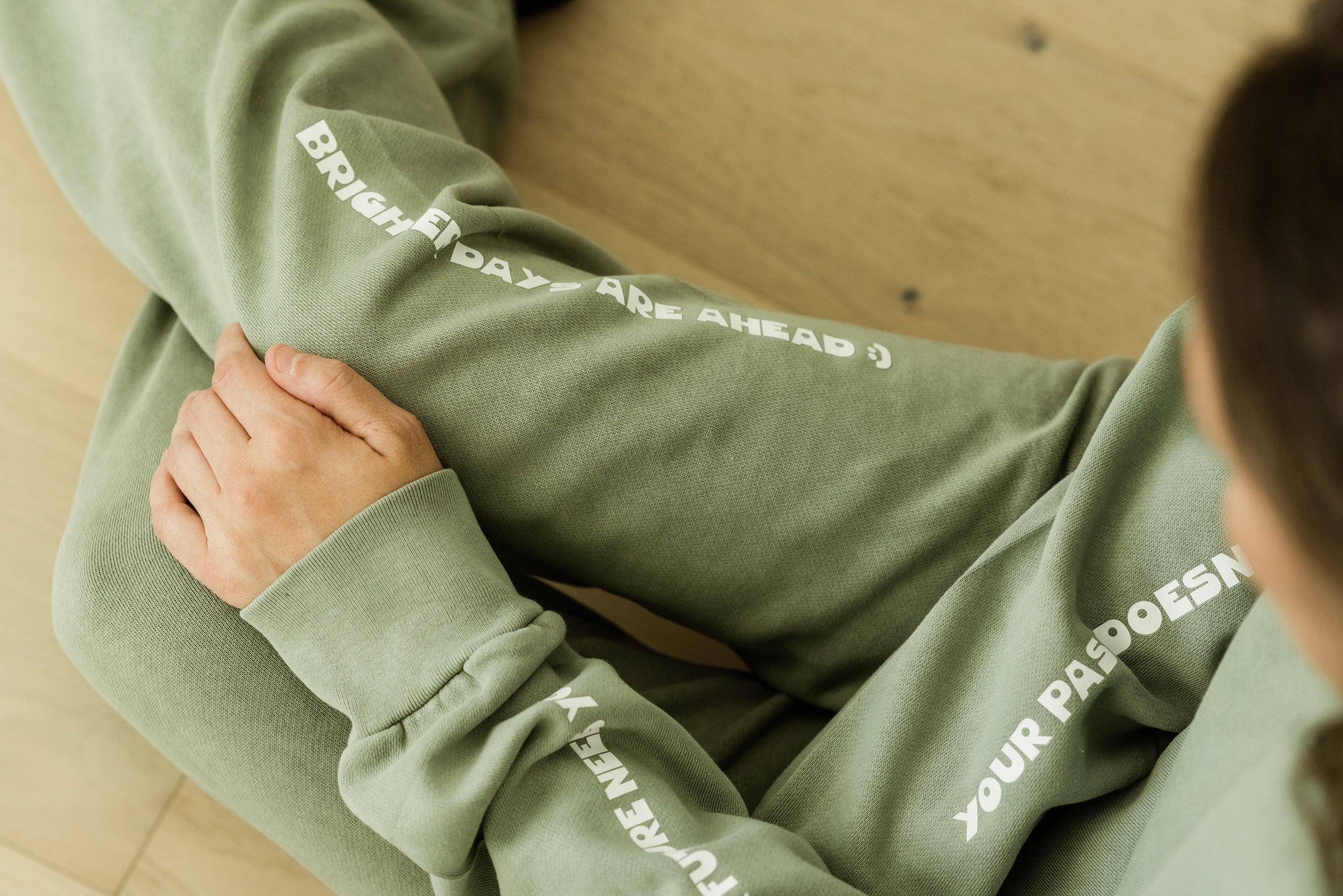 Rad Vibes Only - Vendita all'ingrosso Completo loungewear - Donna - Set abbinato con felpa e pantaloni sportivi Brighter Days Are Ahead6