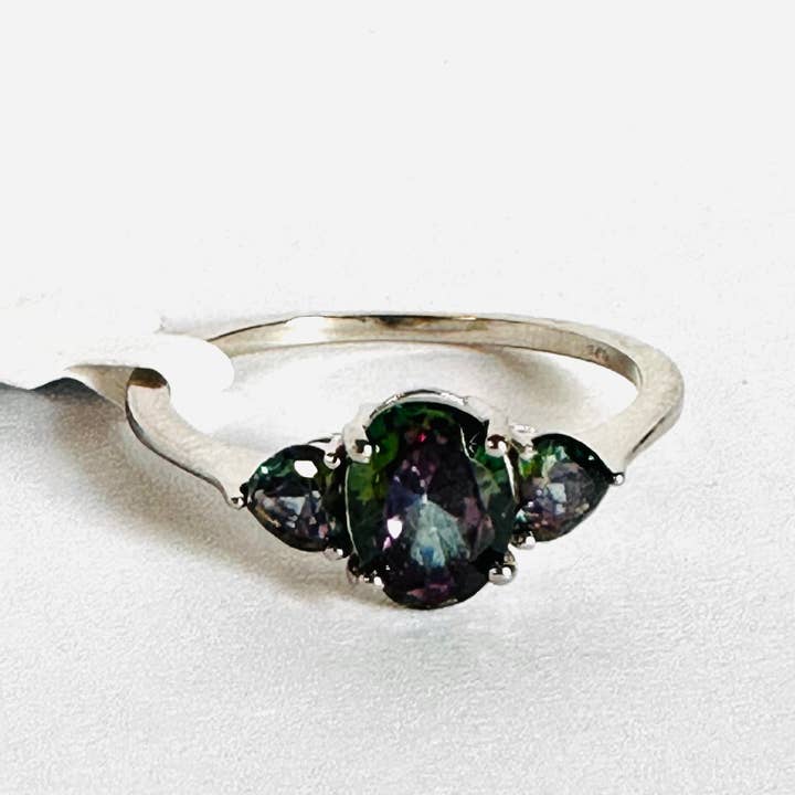 Bague en topaze arc-en-ciel pour la vente par Janine’s Jewelry Design