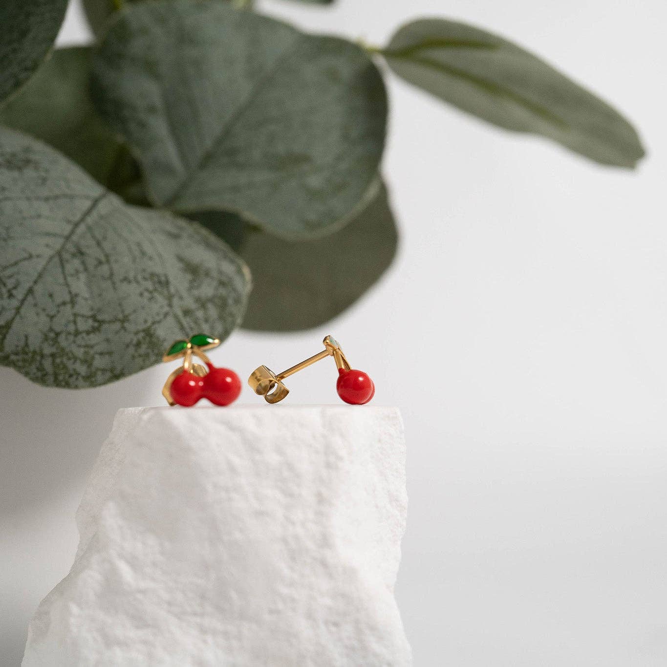 WJW - Venta al por mayor Pendientes de botón/aretes de poste - Pendientes de botón de cereza roja de acero inoxidable con PVD de oro de 18 quilates2