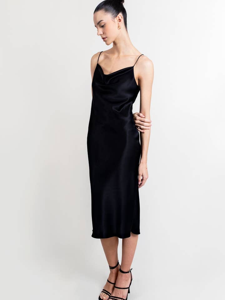 Mandy zijden satijnen onderjurk met ronde hals | Zwart voor wholesale door Jacoba Jane