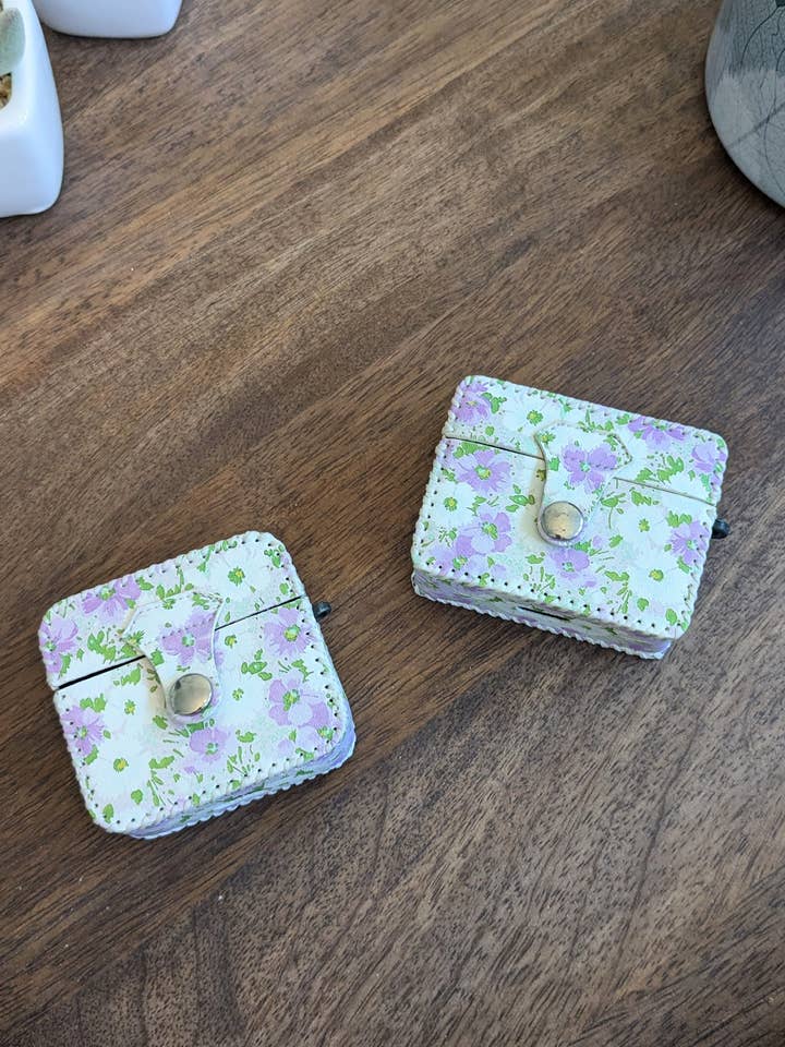 Bezaubernde AirPods-Hülle mit violettem Blumenmuster für Pro/Pro2 und 3. Generation für den Großhandel von Cutepaws Phone Case