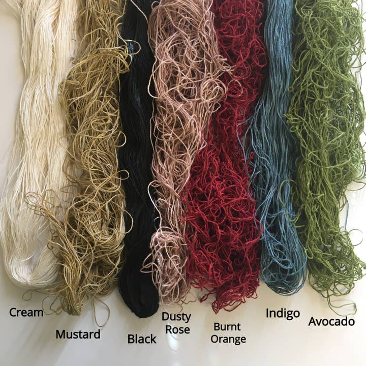 LUNASOL – Großhandel Kette mit Anhänger/Charm – Halskette aus gestempeltem Messing auf handgefärbter Leinenkordel2