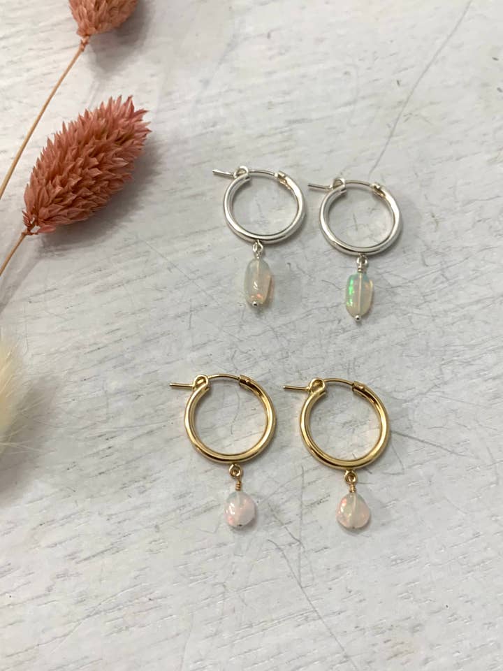 Opal Huggies för wholesale av Kaeli Farrar Jewelry Designs