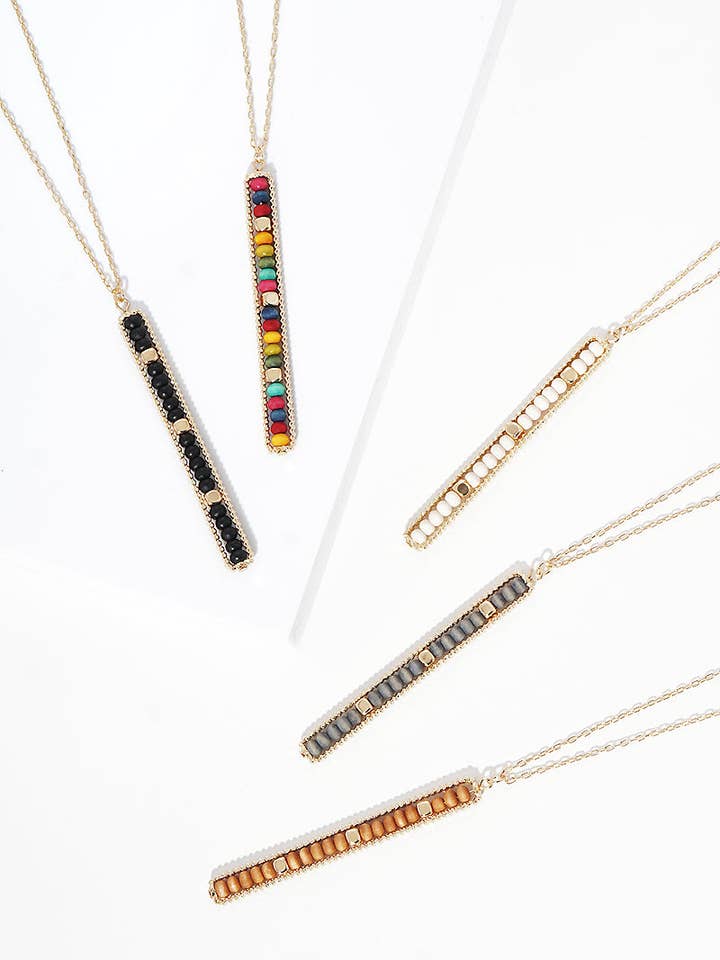 Långt halsband med stavformade träpärlor för wholesale av Designature New York