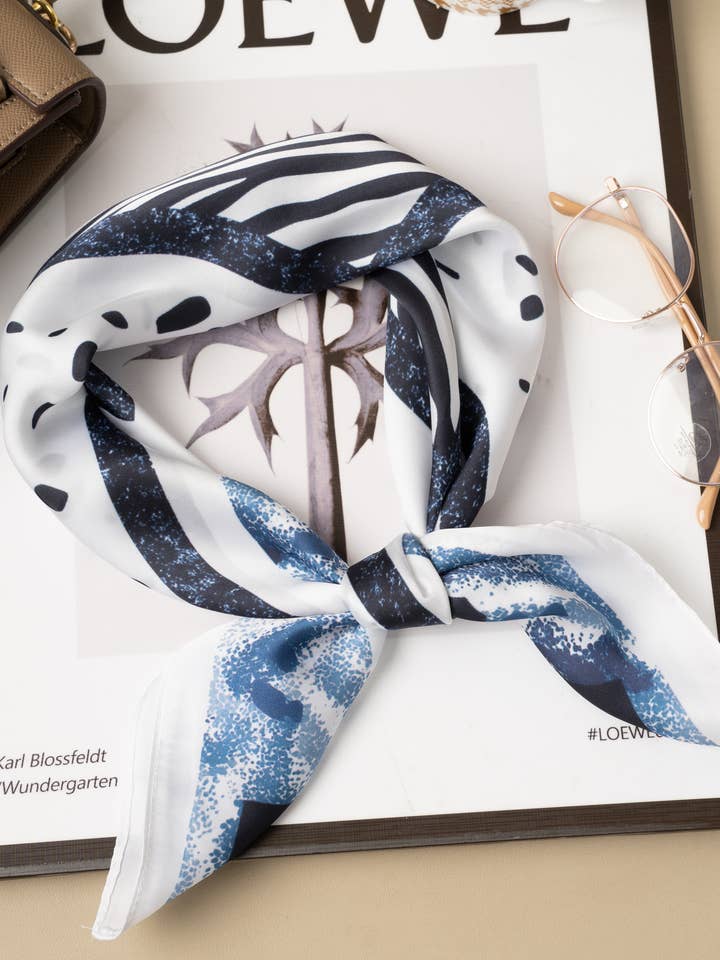 Foulard carré 70 x 70 polyester effet soie motif animalier pour la vente par COSMOS