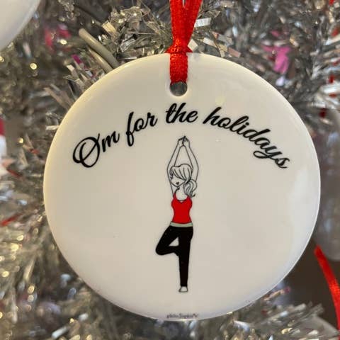 Om pour les fêtes Ornement de Noël Yoga pour la vente par philoSophie's Stationery & Gifts
