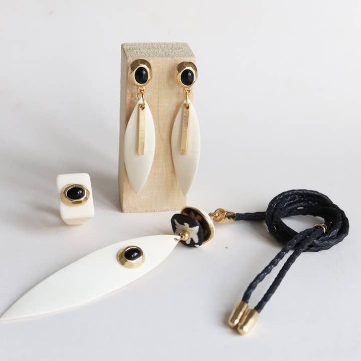 ÉMOLO - Wholesale Cocktail/Statement Ring - Women's cream ring with onyx SAIRA2