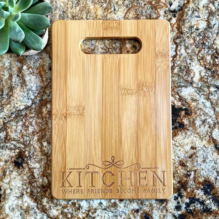 Planche à découper - Où les amis deviennent la famille pour la vente par Ginger Squared