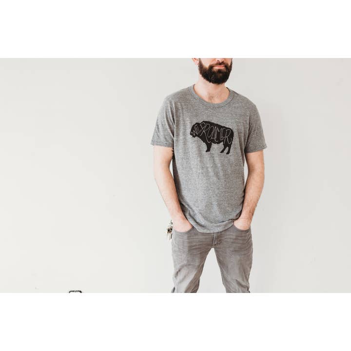 Wild Roamer Buffalo Unisex Triblend T-Shirt für den Großhandel von Wild Roamer