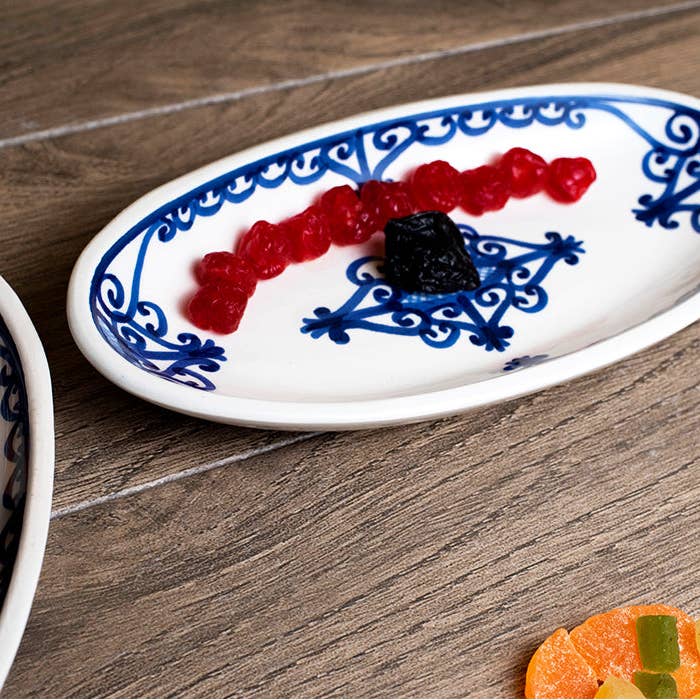 Ovaler Keramik-Teller / Platte für Wurstwaren, handgefertigt blau-weiß für den Großhandel von Ecozyna