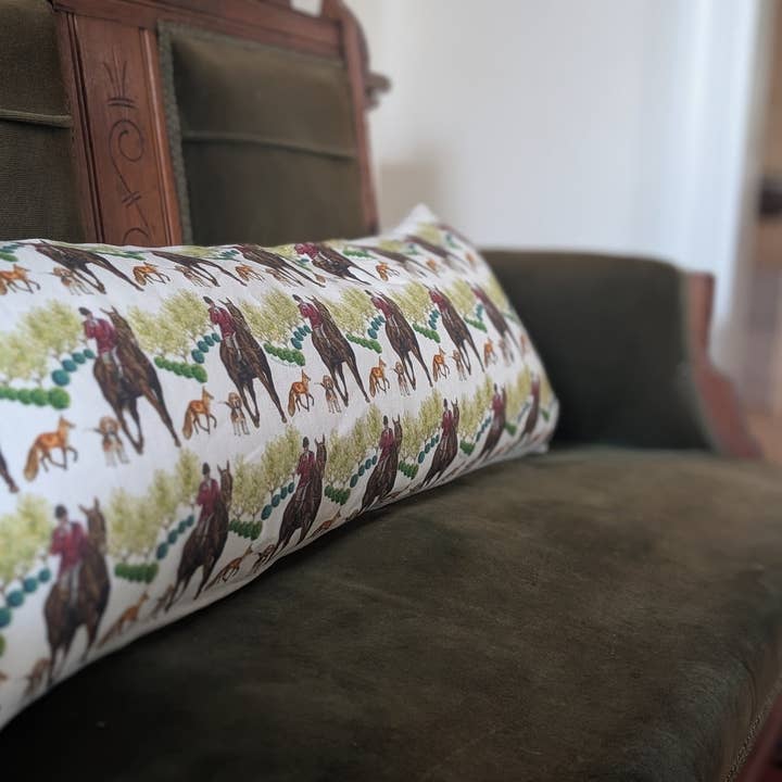 Coussin décoratif - Chasse en forêt motif répété sur lin coton lombaire pour la vente par Goose and Willow