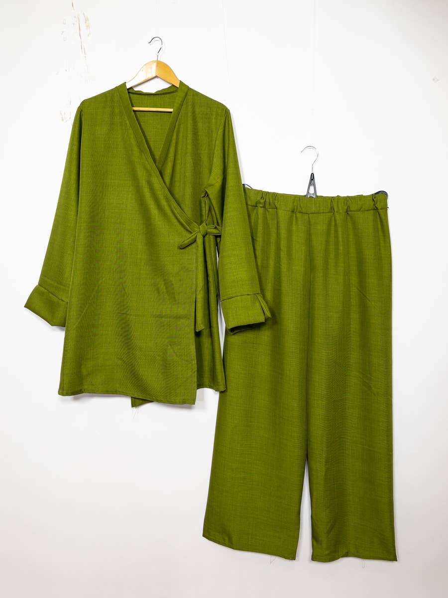 IDEAL OUTFIT – Großhandel Set aus Oberteil und Hose (NICHT Loungewear) – Damen – Abaya-Set mit überkreuztem Oberteil und seitlichen Knoten10