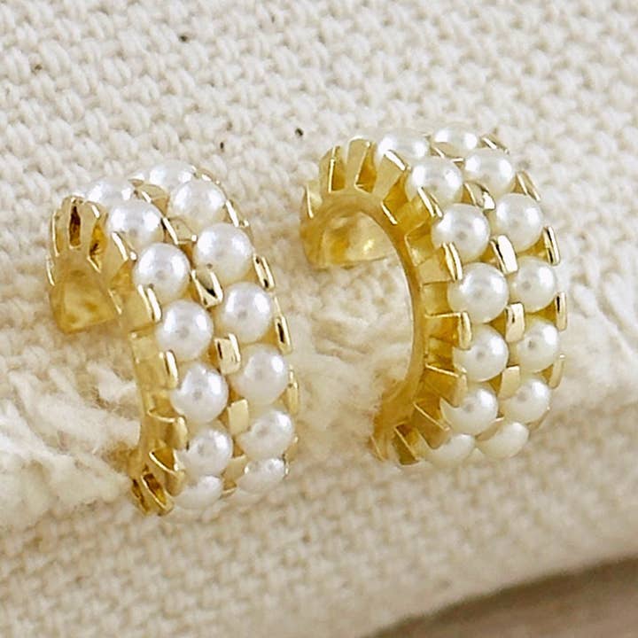 Kleine C-Hoop-Ohrringe mit doppelter Perle, gefüllt mit 18 Karat Gold für den Großhandel von GoldFi