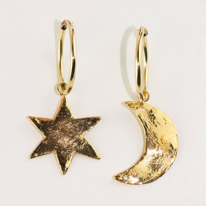 CERCEAUX À FAISCEAU DE LUNE (PLAQUÉ OR) pour la vente par Chloe Keene