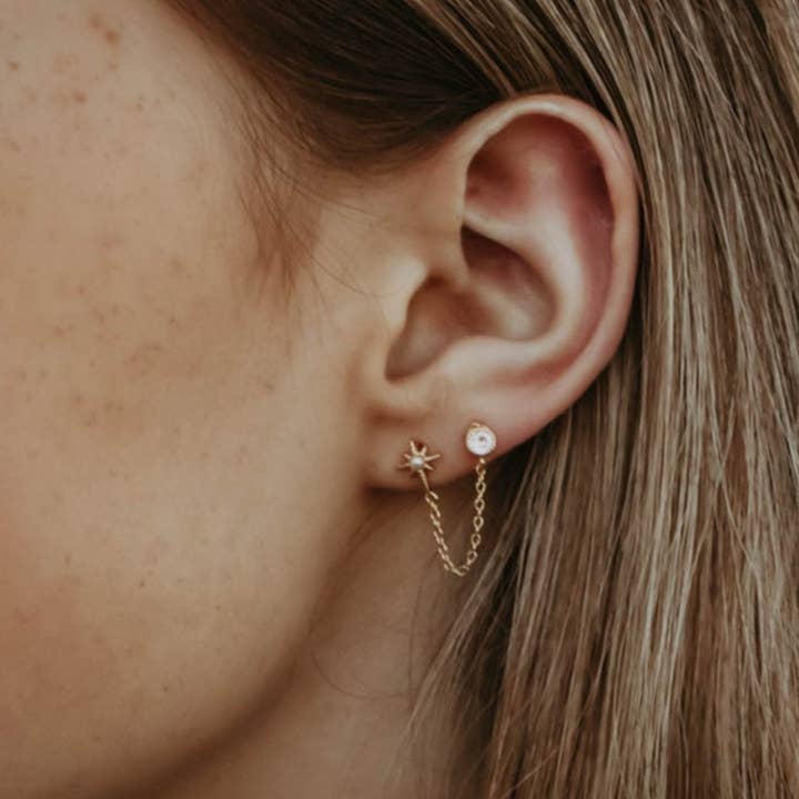 Mond und Stern Doppel-Piercing-Ketten-Ohrstecker für den Großhandel von A Worthy Brand