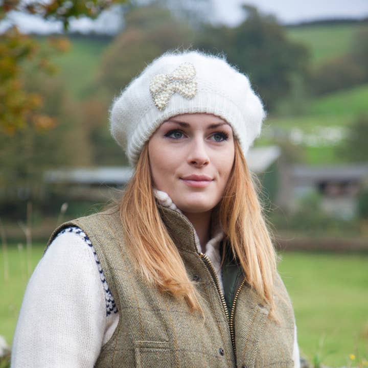 Strikket basker med perlebesat sløjfe for engroshandel hos Proppa Toppa Hats